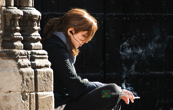 Фото расстроенная девушка в сигаретном дыму