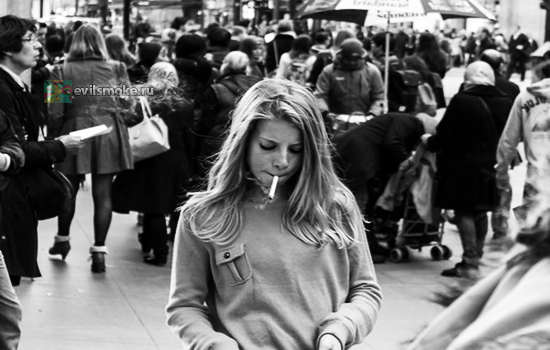 Фото-Девушка курит в толпе