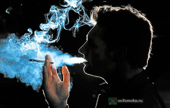 Фото-Мужчина курит в темноте