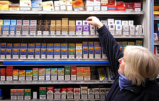 Фото-Бабушка покупает сигареты