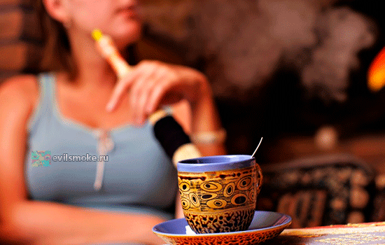 Фото - Девушка курит кальян и пьет кофе