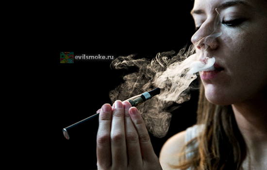 Фото - Девушка курит эл. Сигарету