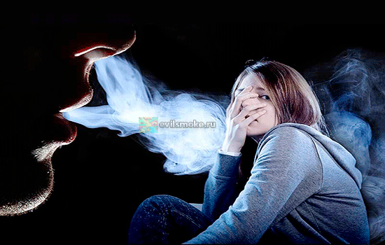 Фото - Не курящая девушка и дым