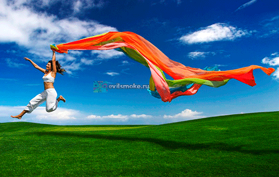 Фото - Девушка бежит по полю