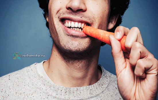 Фото - Парень ест морковь
