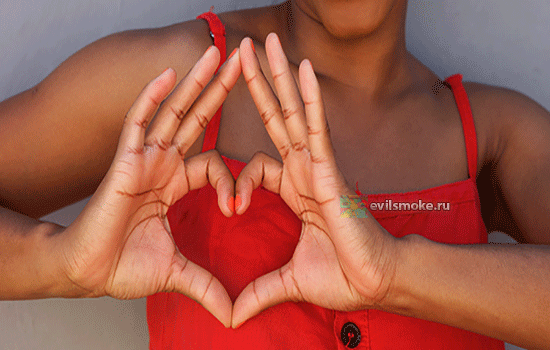 Фото - Девушка пальцами показывает сердечко