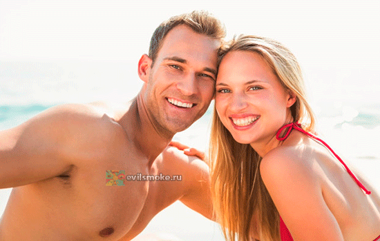 Фото - Парень и девушка улыбаються