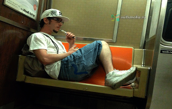 Фото - Парень курит vape в метро