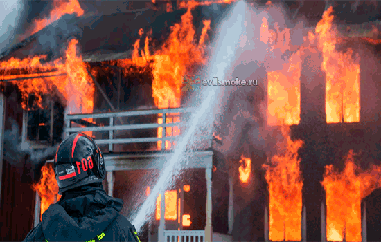 Фото - Пожарные тушат огонь